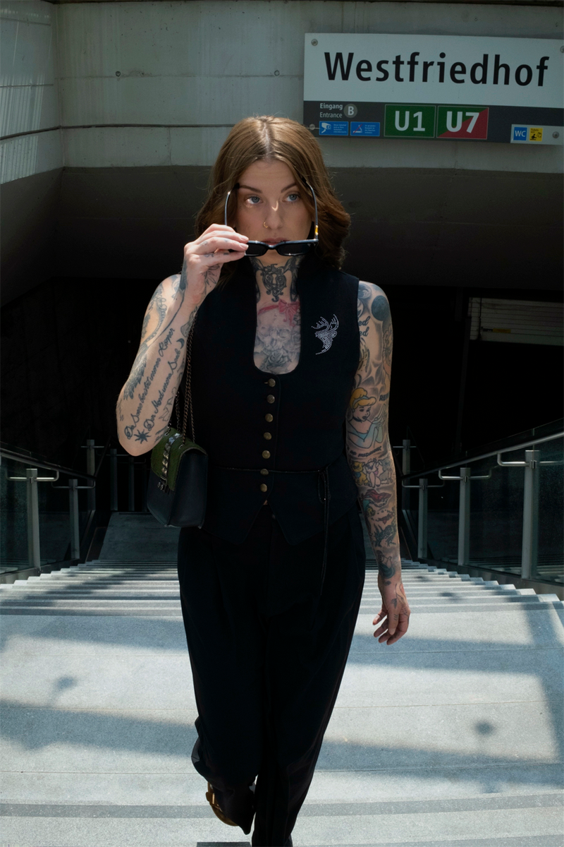 JAMILA SCHWARZ Detailansicht – Hangowear Trachtenjacke Schwarz für Wiesn