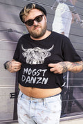 QANI MEN Trachten-Shirt Herren – Hangowear Model trägt Trachten-T-Shirt auf dem Volksfest