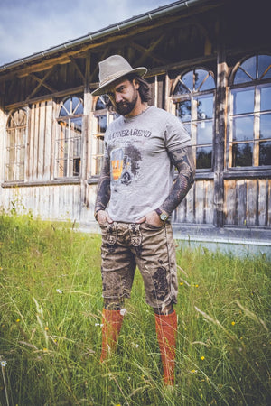 Cooler Mann mit Trachten T-Shirt Herren für Oktoberfest in einer Wiese