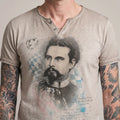 ALMONT Herren-Shirt Beige Druckdetail am Model – Hangowear