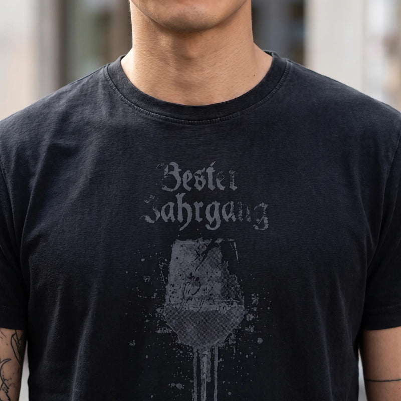 BESTER JAHRGANG Herren-Shirt Schwarz Druckdetail am Model – Hangowear