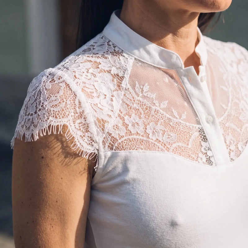DAFNE Damen-Body Weiß Druckdetail am Model – Hangowear