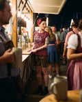 DILARA Damen-Shirt Weinrot am Model am Festzeltstand – Hangowear