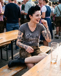 DOTTIE Damen-Shirt Grau am Model auf der Bierbank – Hangowear