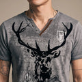 ELVIS Herren-Shirt Grau Druckdetail am Model – Hangowear