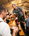 ELVIS Herren-Shirt Grau am Model am Biertisch – Hangowear