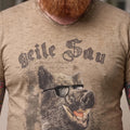 FEIKO Herren-Shirt Hellbraun Druckdetail am Model – Hangowear