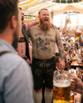 FEIKO Herren-Shirt Hellbraun am Model im Festzelt – Hangowear