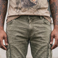 HECTOR CARGO Herren-Hose Army Detailansicht am Model – Hangowear
