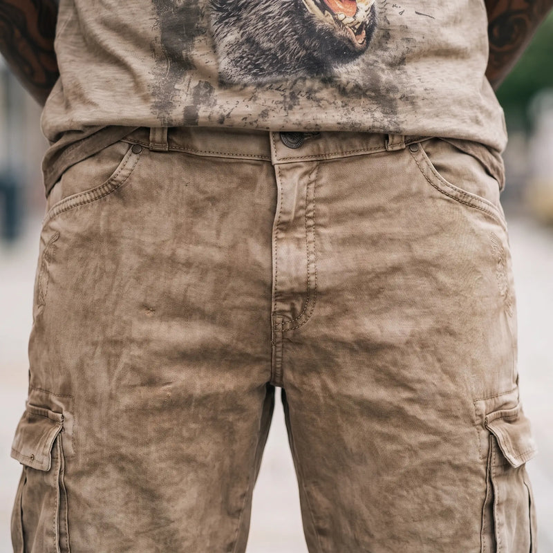 HECTOR CARGO Herren-Hose Schlamm Detailansicht am Model – Hangowear