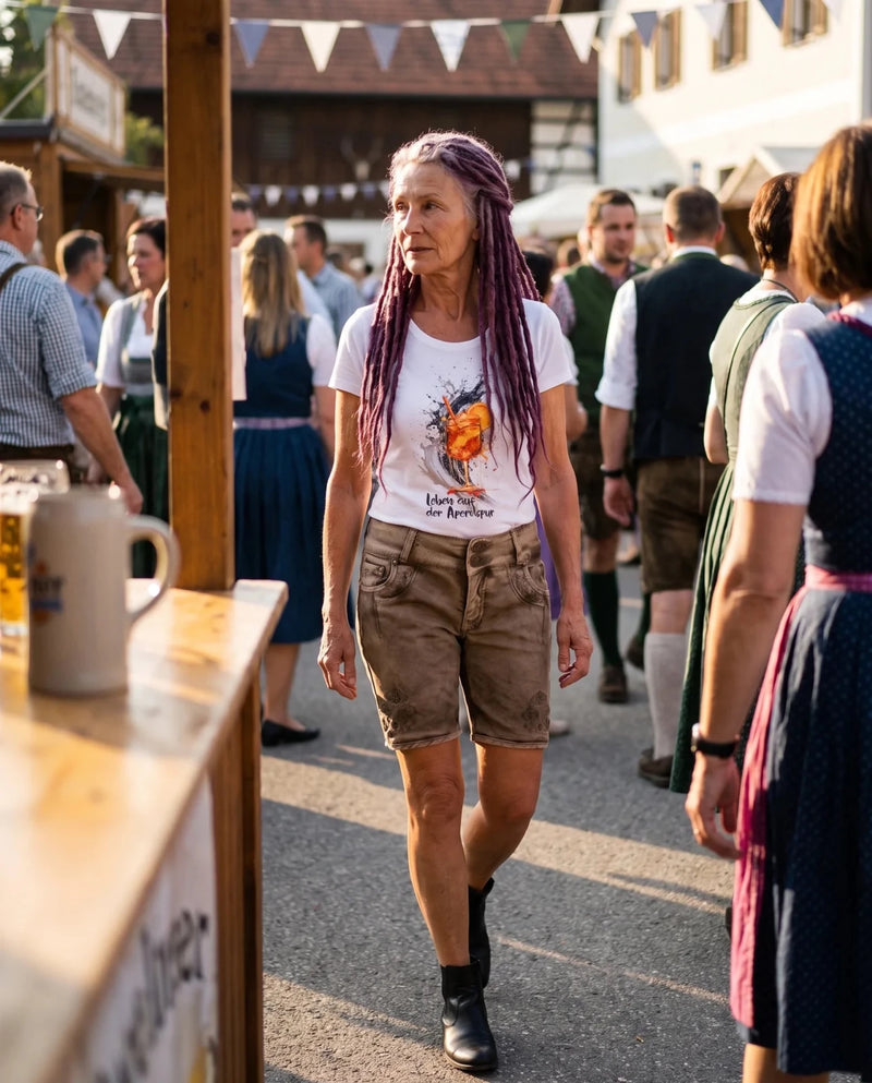HENDRINA LONG-SHORT Damen-Hose Schlamm am Model auf dem Dorffest – Hangowear