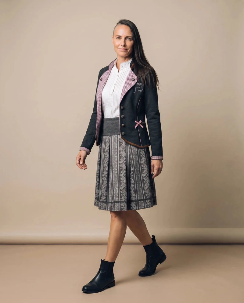 LARA Damen-Jacke Anthrazit am Model in Bewegung – Hangowear