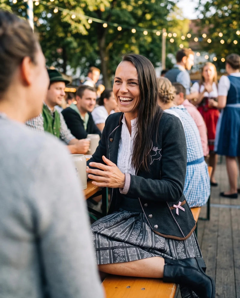 LARA Damen-Jacke Anthrazit am Model am Tisch im Freien – Hangowear