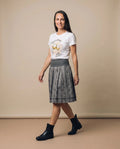 MARGA Damen-Shirt Weiß am Model in Bewegung – Hangowear