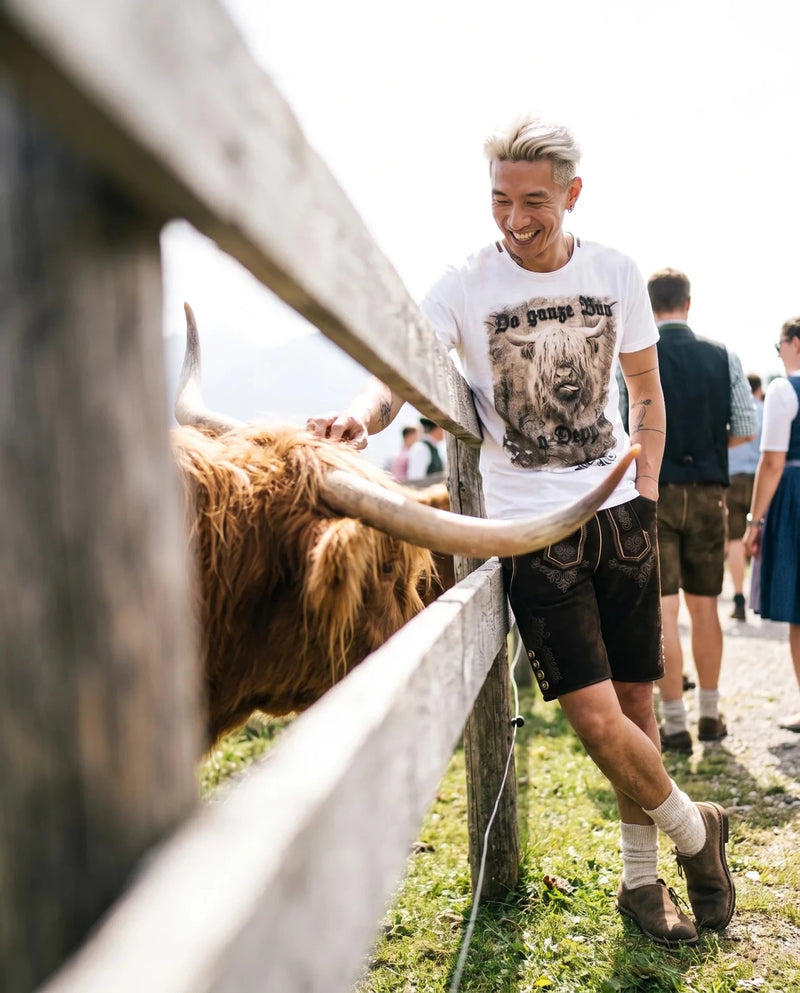 MERLIN Herren-Shirt Weiß am Model auf der Alm – Hangowear