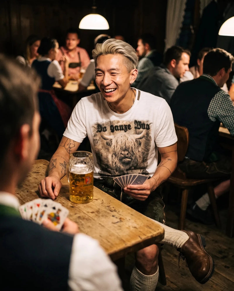 MERLIN Herren-Shirt Weiß am Model am Stammtisch – Hangowear