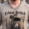 MIRKO Herren-Shirt Greige Druckdetail am Model – Hangowear