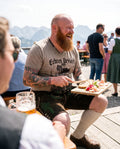 MIRKO Herren-Shirt Greige am Model auf der Almterrasse – Hangowear