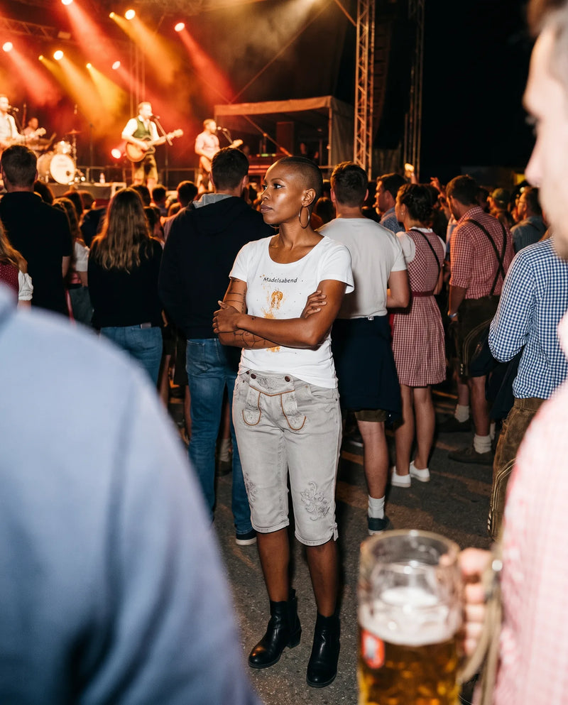 OVIDA BERMUDA Damen-Hose Hellgrau am Model vor der Bühne – Hangowear