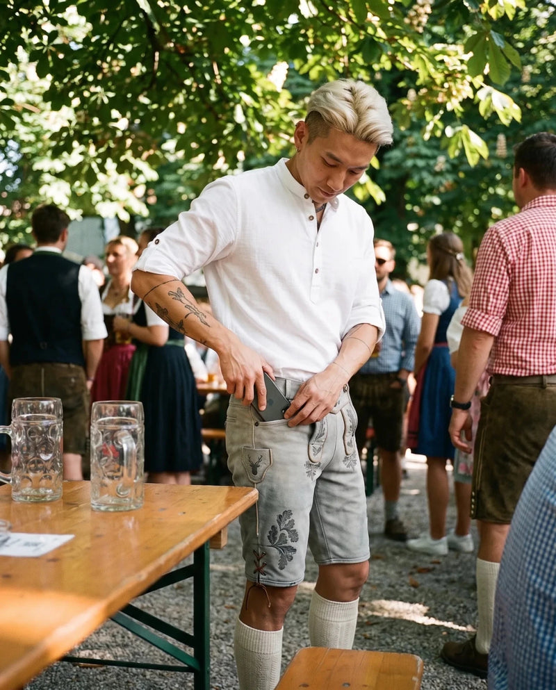 RALKO Herren-Hose Hellgrau am Model im Biergarten – Hangowear