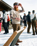 RETRO SKI Herren-Shirt Beige am Model auf der Hüttenterrasse – Hangowear