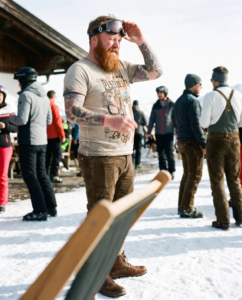 RETRO SKI Herren-Shirt Beige am Model auf der Hüttenterrasse – Hangowear