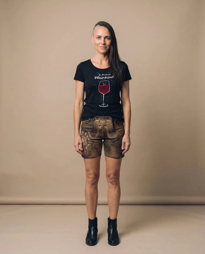 WEINKIND Damen-Shirt Schwarz am Model, Vorderansicht – Hangowear