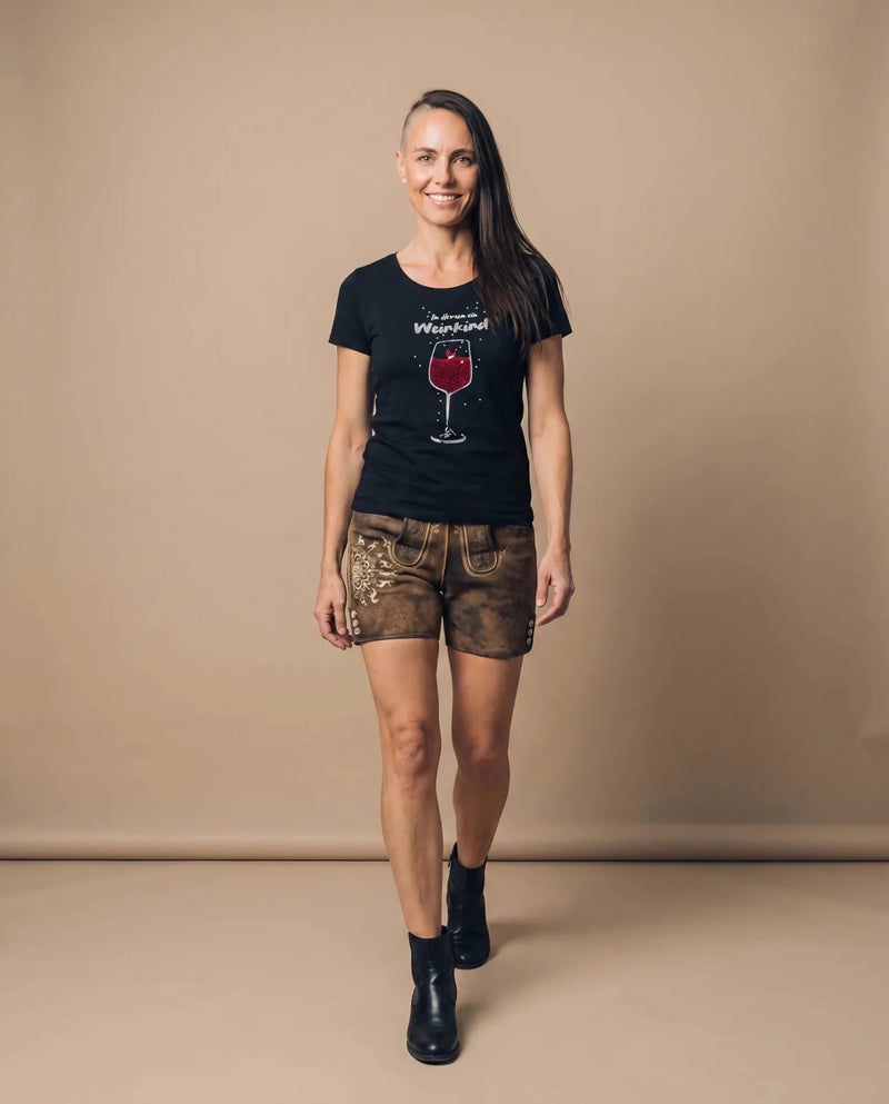 WEINKIND Damen-Shirt Schwarz am Model in Bewegung – Hangowear