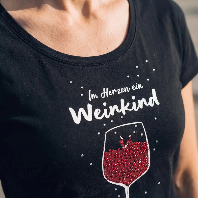 WEINKIND Damen-Shirt Schwarz Druckdetail am Model – Hangowear
