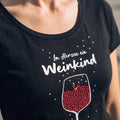 WEINKIND Damen-Shirt Schwarz Druckdetail am Model – Hangowear