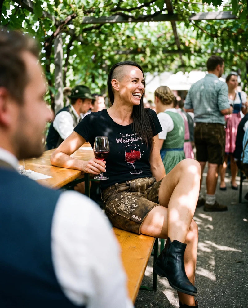WEINKIND Damen-Shirt Schwarz am Model beim Heurigen – Hangowear