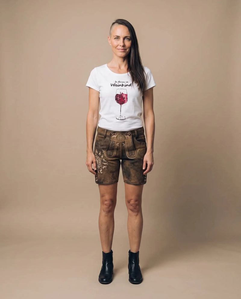 WEINKIND Damen-Shirt Weiß am Model, Vorderansicht – Hangowear