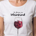 WEINKIND Damen-Shirt Weiß Druckdetail am Model – Hangowear