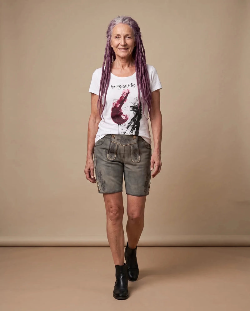 WEINZIGARTIG Damen-Shirt Weiß am Model in Bewegung – Hangowear