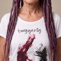 WEINZIGARTIG Damen-Shirt Weiß Druckdetail am Model – Hangowear