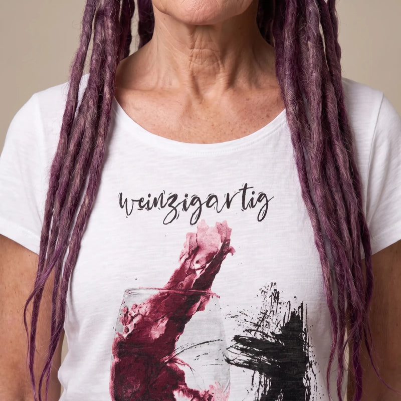 WEINZIGARTIG Damen-Shirt Weiß Druckdetail am Model – Hangowear