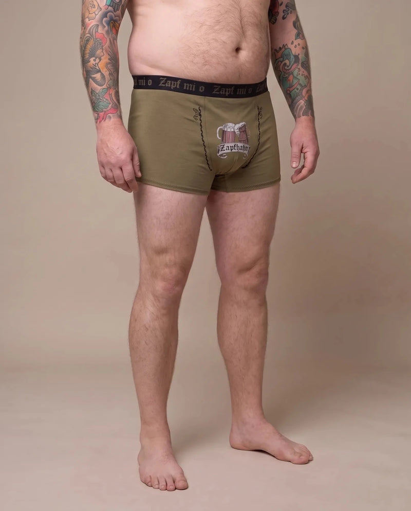 ZAPFHAHN Herren-Wäsche Oliv am Model in Bewegung – Hangowear