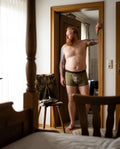 ZAPFHAHN Herren-Wäsche Oliv am Model in der Zimmertür – Hangowear