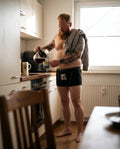 ZAPFHAHN Herren-Wäsche Schwarz am Model in der Küche am Morgen – Hangowear