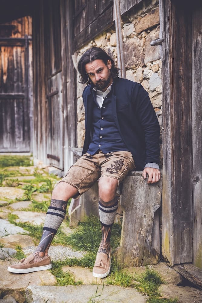 HENRI Detailansicht – Hangowear Trachten-Shorts Herren mit Stickerei