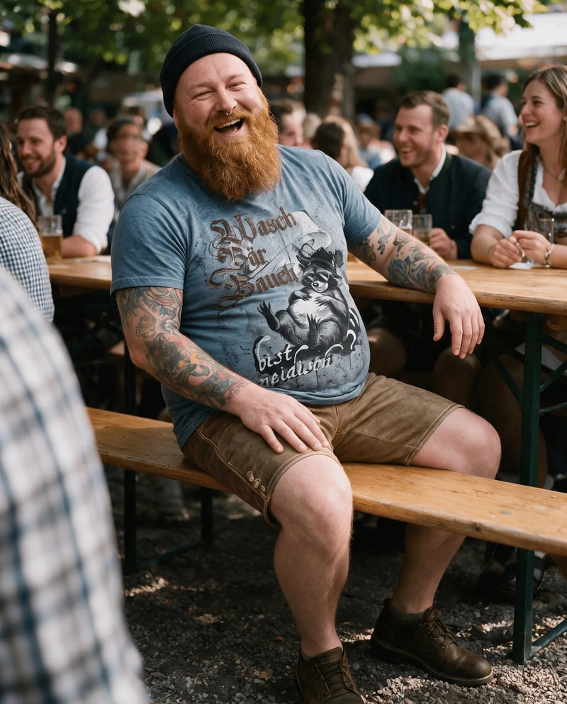 BODO Herren-Shirt Blau am Model im Biergarten – Hangowear