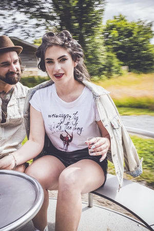 Modernes Trachten T-Shirt für Damen getragen von Dame auf Karussel
