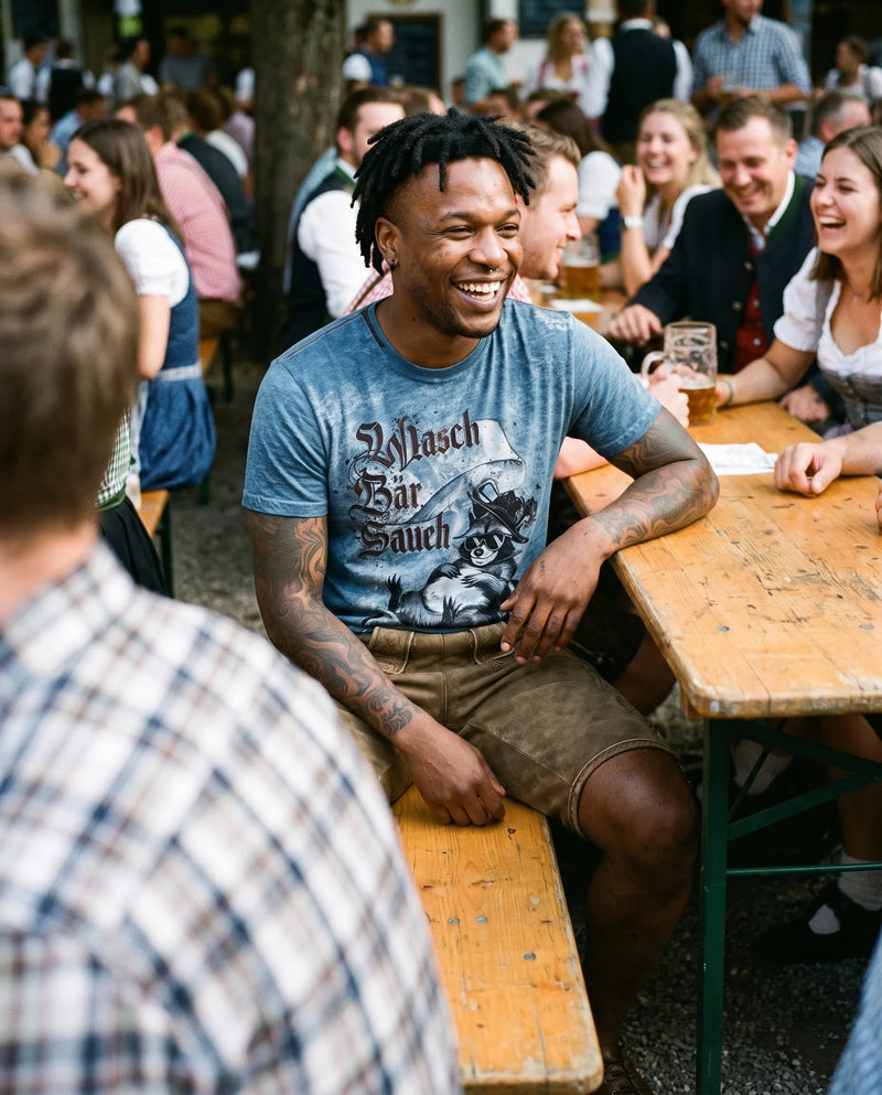 BODO Herren-Shirt Blau am Model auf der Bierbank – Hangowear
