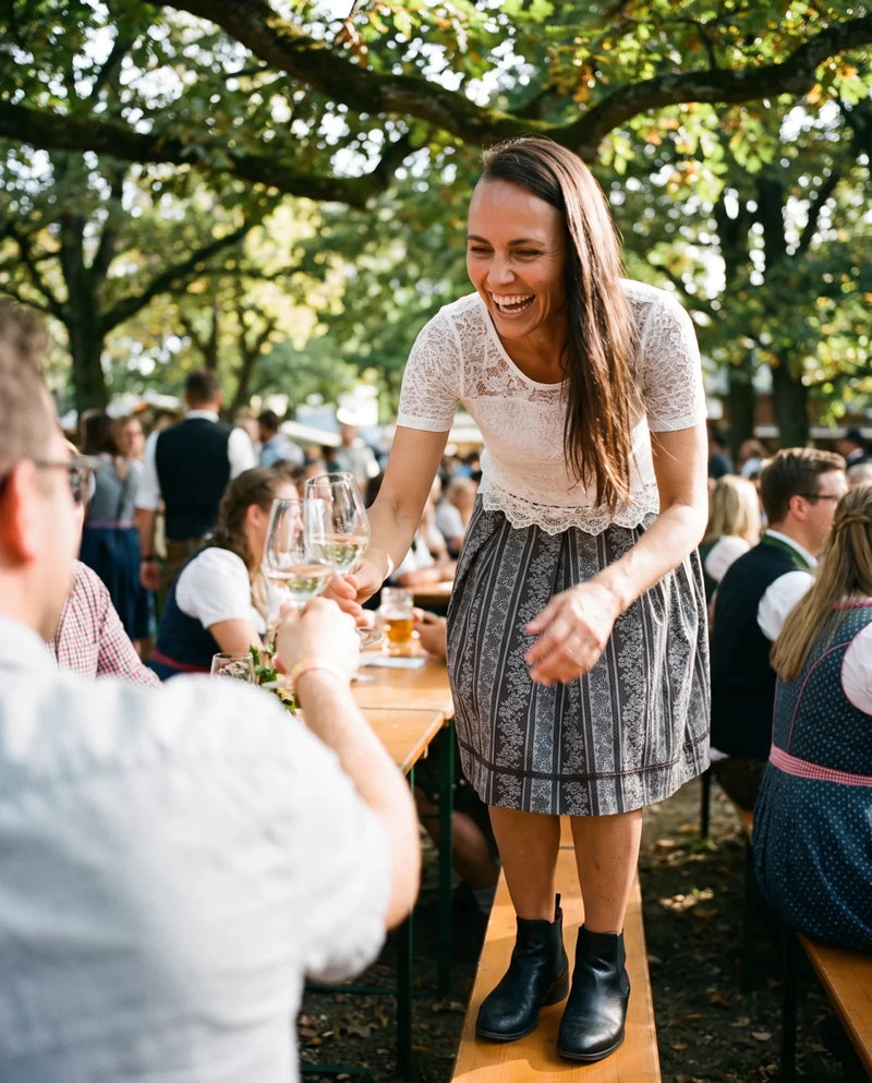 BONITA Damen-Bluse Weiß am Model im Biergarten – Hangowear