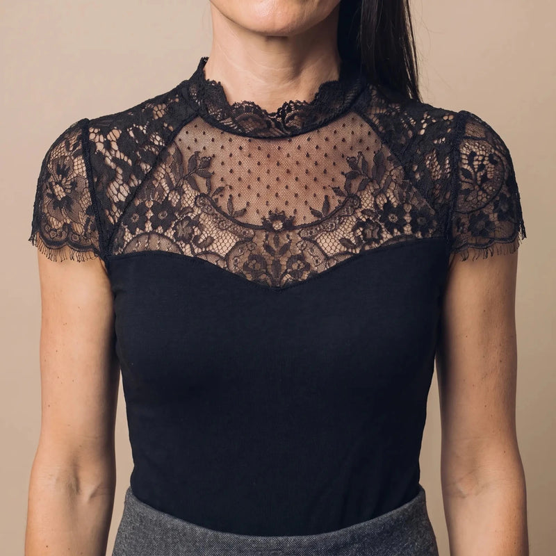 DAFNE Damen-Body Schwarz Druckdetail am Model – Hangowear