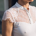 DAFNE Damen-Body Weiß Druckdetail am Model – Hangowear