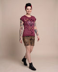 DILARA Damen-Shirt Weinrot am Model in Bewegung – Hangowear