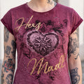 DILARA Damen-Shirt Weinrot Druckdetail am Model – Hangowear