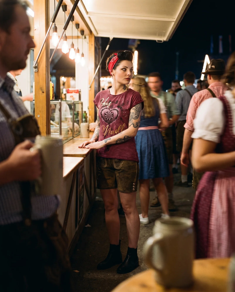 DILARA Damen-Shirt Weinrot am Model am Festzeltstand – Hangowear