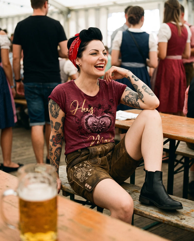 DILARA Damen-Shirt Weinrot am Model auf der Bierbank – Hangowear